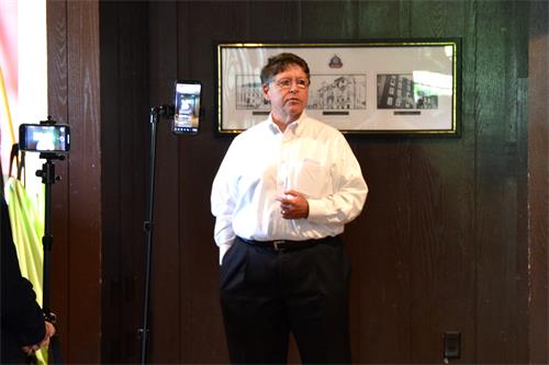 圖2：德拉華州眾議員保羅﹒鮑姆巴赫在頒獎後說，法輪大法對