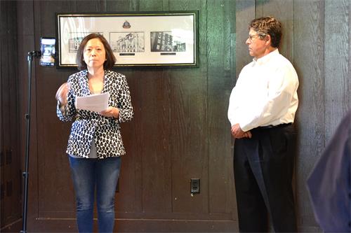 圖4：頒獎儀式後，法輪功學員劉女士向現場民眾介紹了修煉法輪功後自己和家人在身心上的巨大收穫。