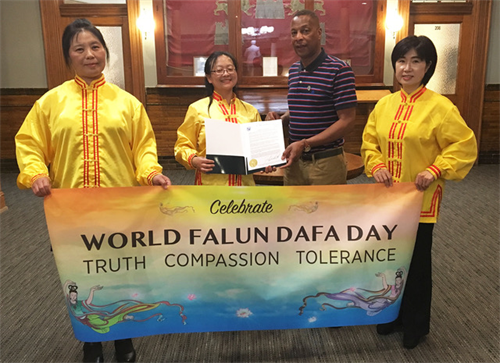圖1：法輪功學員接過褒獎並合影