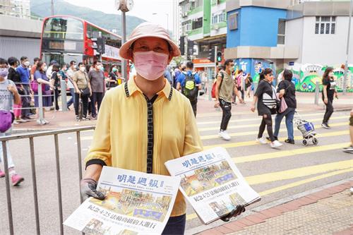 圖6：潘女士每天堅持不懈派發資料，希望人們知道讓人們知道法輪功被迫害的事實真相。」