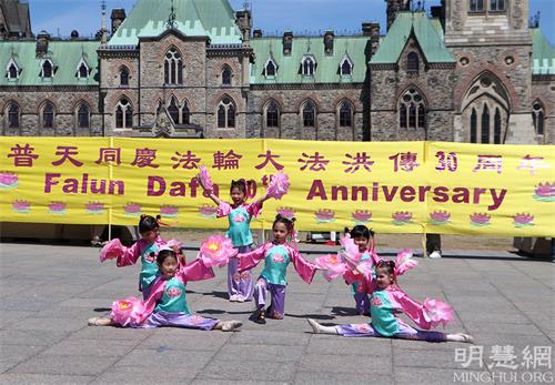 圖04-06： 法輪功學員們載歌載舞，慶祝世界法輪大法日