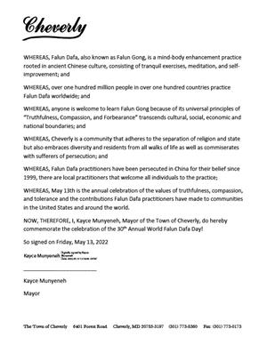 圖：美國馬裏蘭州切弗裏（Cheverly）市長 凱斯﹒穆彥內（Kayce Munyeneh）褒獎法輪大法日。