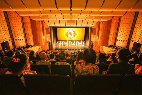 圖1：二零二二年六月七日下午，神韻國際藝術團在嘉義縣表演藝術中心進行首場演出，演員謝幕時，全場爆滿觀眾報以熱烈掌聲。