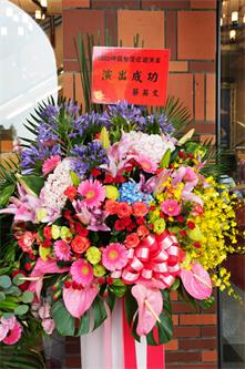 圖2：神韻藝術團二零二二年六月七日在嘉義縣表演藝術中心進行台灣首場演出，總統蔡英文致贈花籃祝賀神韻晚會演出成功。