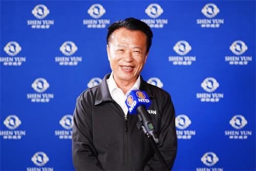 圖6：嘉義縣長翁章梁觀賞了二零二二年六月八日神韻國際藝術團在嘉義縣表演藝術中心的演出。