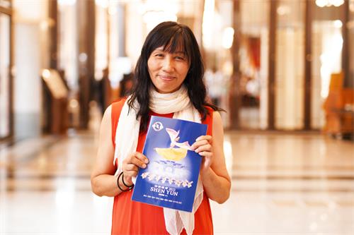圖9：台灣茶油產業發展策進會監事邱婉琪女士，觀賞二零二二年六月七日下午神韻國際藝術團在嘉義的演出。她表示，能觀看神韻，很榮幸。