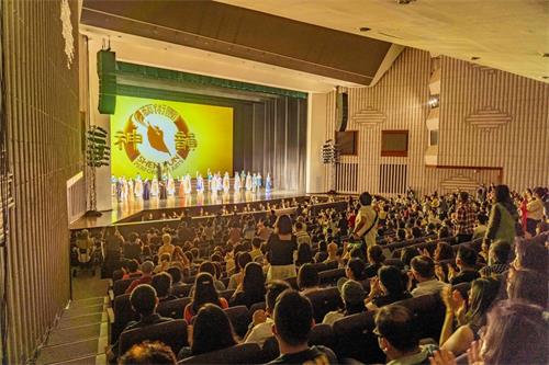 圖2：神韻藝術家高超精湛的舞蹈與音樂演出，吸引主流精英成群結隊前來體驗「世界第一秀」的風采。