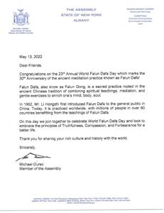 圖7：紐約州第九選區州眾議員邁克爾‧杜爾索（Michael Durso）在賀信中說，法輪大法，一項基於中國古老傳統、結合了精神教導和打坐的修煉，從一九九二年傳出到現在，已有九十多個國家的數百萬人在修煉，並從中獲益。值此「世界法輪大法日」，「讓我們擁抱真、善、忍原則，讓生活更美好」。