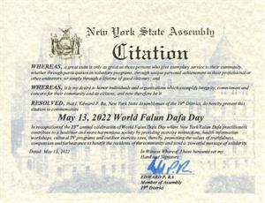 圖10：紐約州第十九選區眾議員、眾議院籌款委員會少數族裔資深議員、眾議院教育委員會資深議員愛德華‧普拉（Edward R.PA）頒發褒獎令，將五月十三日認定為「世界法輪大法日」，因為該選區的法輪大法學員的誠信和忠誠及對本社區的關心，為本州民眾樹立了榜樣。褒獎令寫道：「他們通過參與志願活動，或通過其它努力在他們所在專業取得的獨特成就，為他們所在的社區提供了模範服務。」