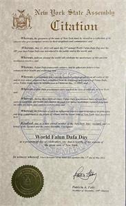 圖21：紐約州第一百零九選區眾議員、眾議院民主黨指導委員會副主席帕特裏夏‧費伊（Patricia Fahy）頒布褒獎令，認定「世界法輪大法日」是一個意義非凡的節日，一個值得偉大的紐約州尊重的節日。
