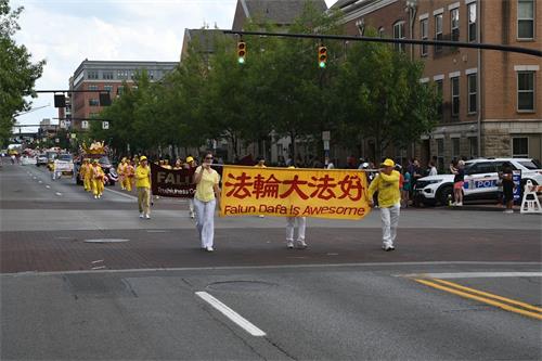 '圖2～4：法輪功學員參加了獨立日遊行受歡迎』