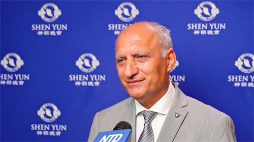 '圖5：二零二二年六月二十九日晚，的裏雅斯特市議會主席弗朗切斯科‧潘特卡（Francesco Panteca）觀看了神韻紐約藝術團，在意大利的裏雅斯特Politeama Rossetti劇院的第二場演出。（新唐人電視台）'