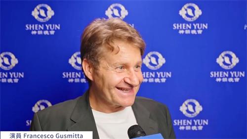 '圖6：二零二二年六月二十八日晚，意大利演員弗朗切斯科‧古斯米塔（Francesco Gusmitta），觀看了神韻紐約藝術團在意大利的裏雅斯特的首場演出。（新唐人電視台）'