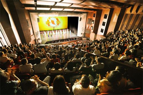 圖2：二零二二年七月三日午間，神韻國際藝術團在彰化縣員林演藝廳的首場演出，精彩落幕，滿場觀眾以熱烈的掌聲、依依不捨的向神韻藝術家揮手道別，期待明年再相會。