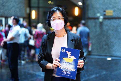 圖3：二零二二年七月三日午間，彰化縣縣長王惠美觀賞神韻國際藝術團在彰化縣員林演藝廳的首場演出。