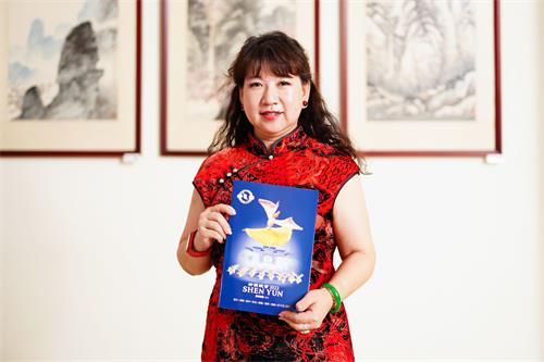 圖4：二零二二年七月一日晚間，藝術故事館館長黃琯予觀賞神韻國際藝術團在台中市中山堂的第五場演出。