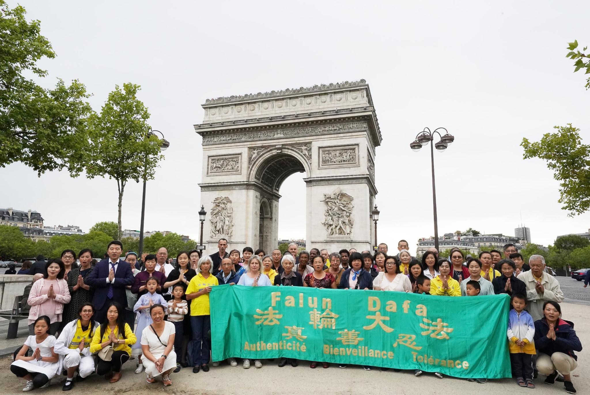 圖1：法國部份法輪功學員9月7日在法國著名的凱旋門廣場恭祝師尊中秋快樂。