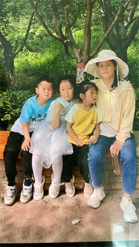 '圖：金月和她的三個孩子。'