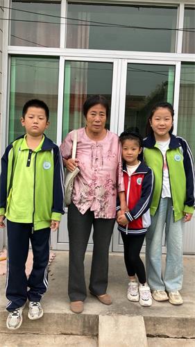 '圖：金月的婆婆和三個孩子。'