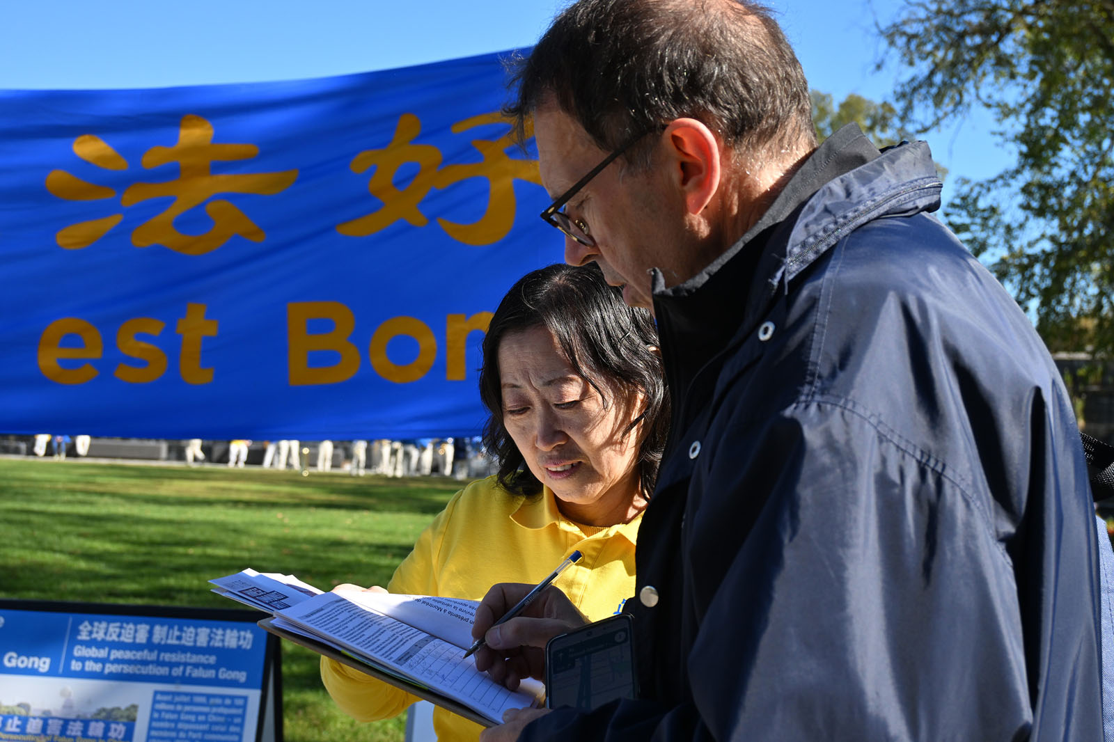 圖12～14：很多民眾當了解真相後，紛紛在呼籲魁北克政府不要參與中共跨國鎮壓法輪功的請願書上簽名聲援法輪功學員。