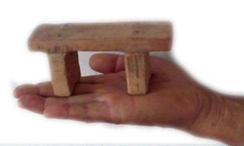 '中共刑具示意圖：強迫法輪功學員坐的小凳'