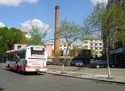 '洗腦班後面是14路公交車站'