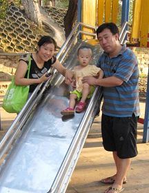 '田剛、崔敬蓮夫婦和女兒小聖果'