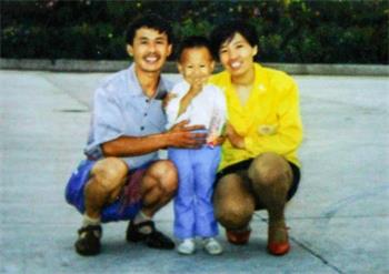 '雪蓮兒時一家三口的幸福時光'