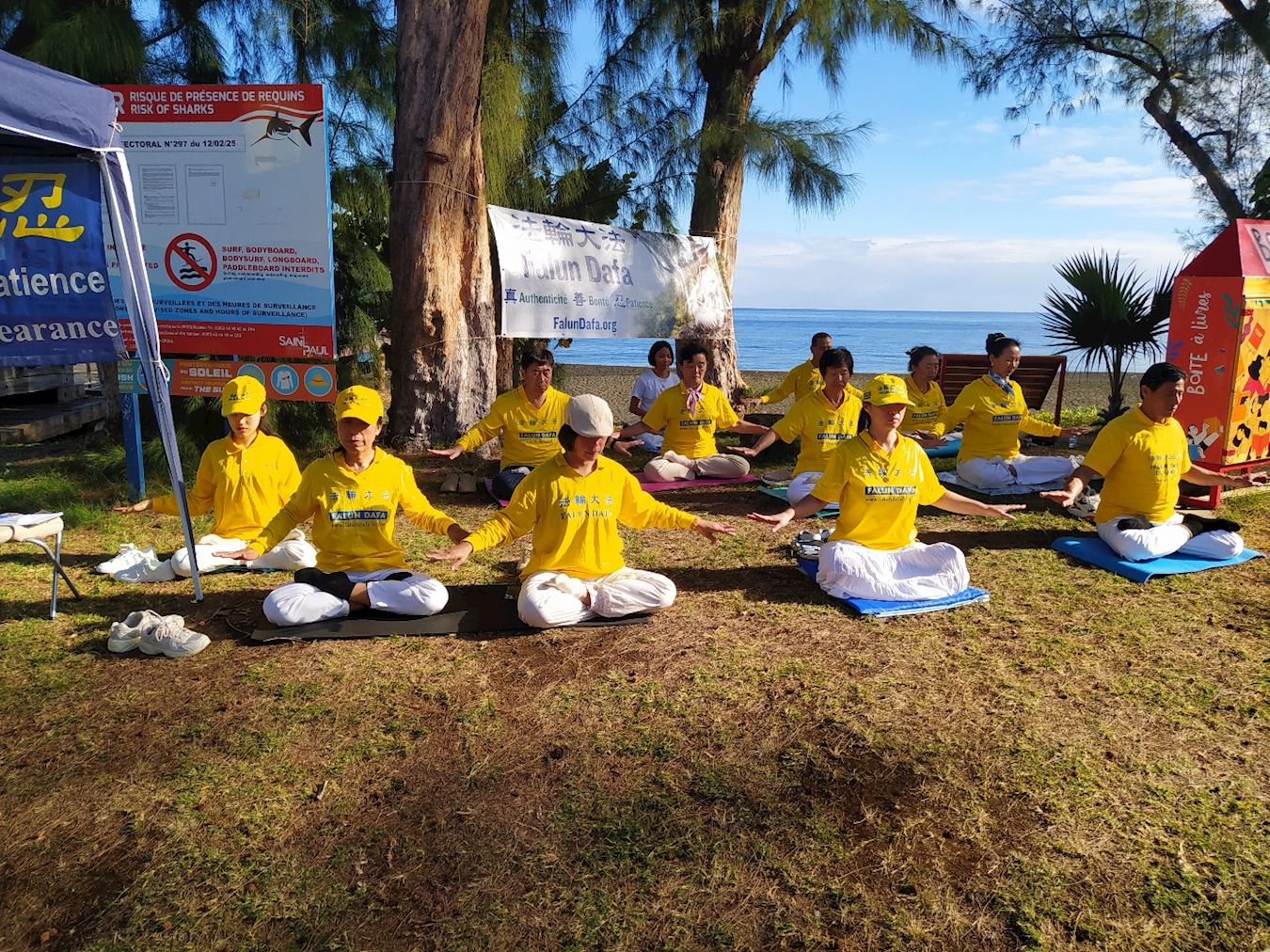 '圖3:留尼汪島學員在展示法輪功第五套功法'