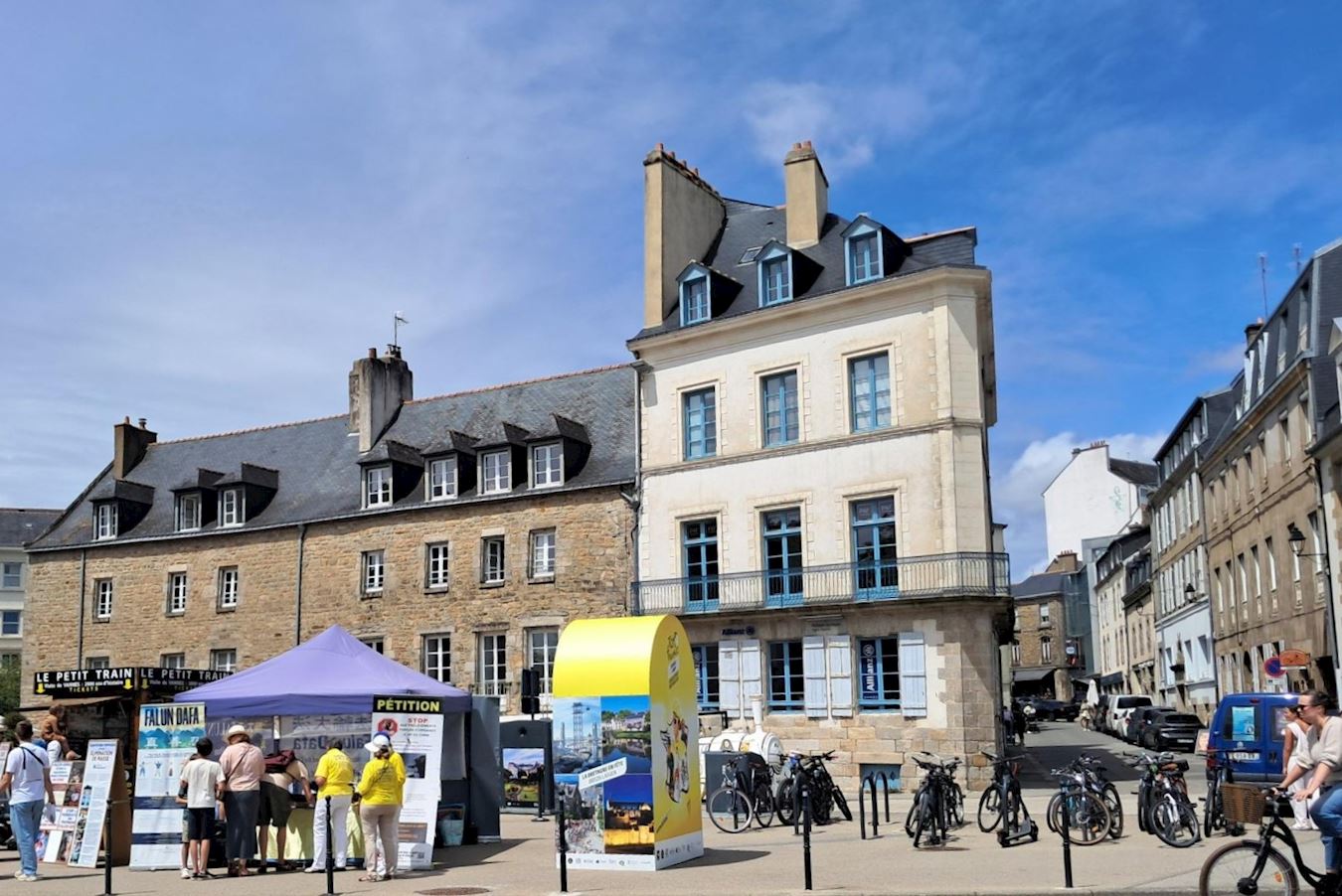 '圖5:瓦納市部份法輪功學員在展位上講真相揭露中共'