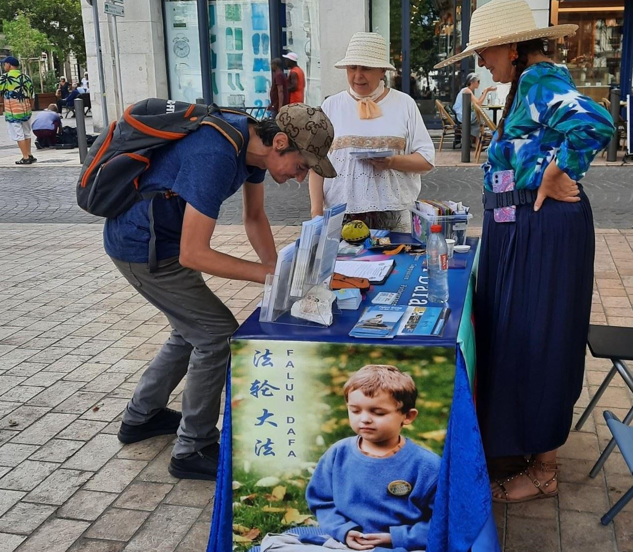 '圖6:馬賽市部份法輪功學員在市區講真相,徵簽反迫害'