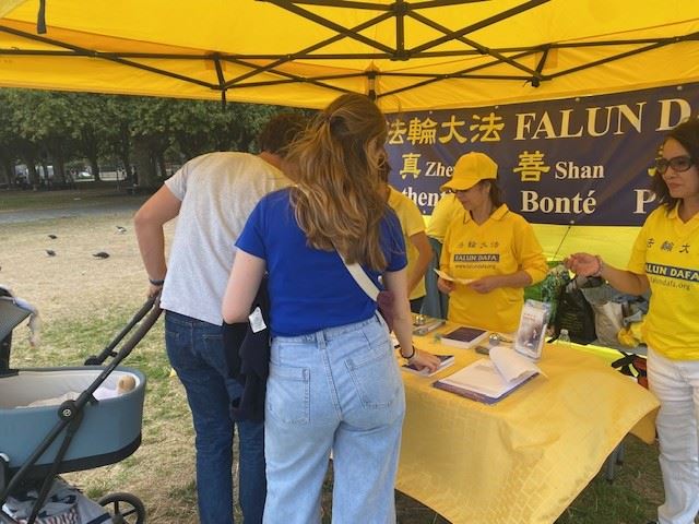 '圖7:法國波爾多市部份法輪功學員在市區講真相,揭露中共迫害罪行'