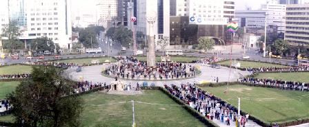 年7月20日前，鞍山市法輪功學員在鞍山市原市政府廣場集體弘法'