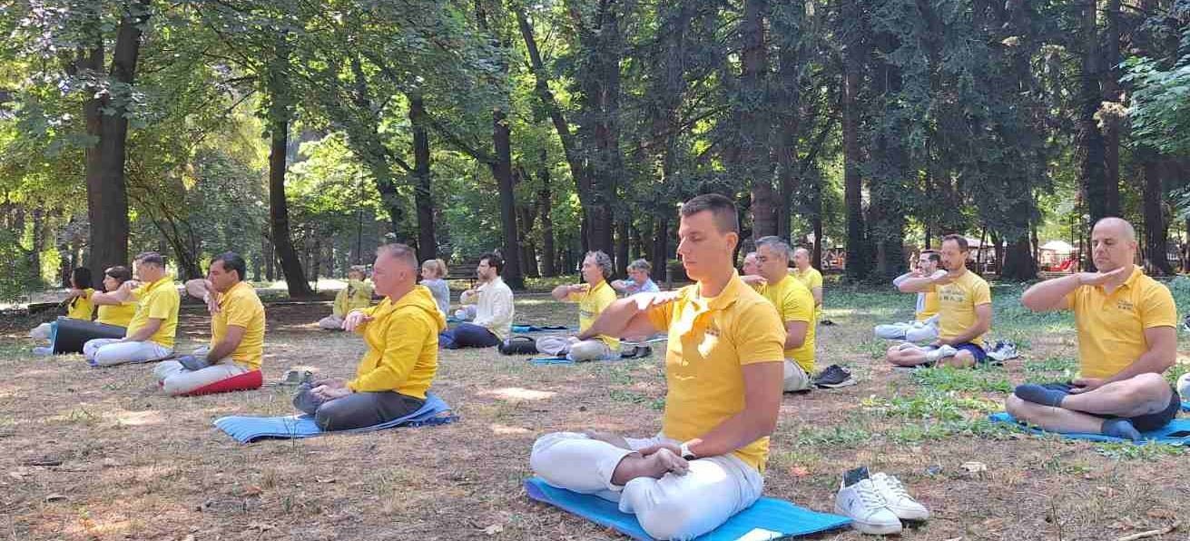 '圖1~2:2:學員們在班斯科中央公園集體煉功,讓更多的人了解法輪功。'