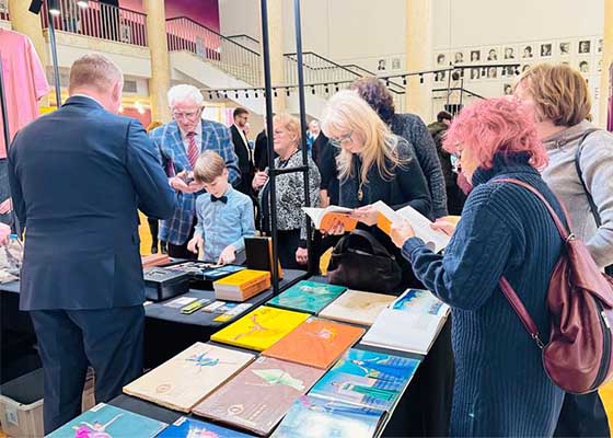 神韻啟迪心靈 波蘭觀眾購買《轉法輪》