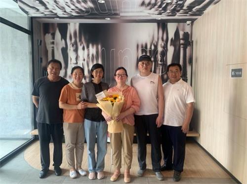 '結束冤獄當天，劉麗傑離開黑龍江省女子監獄的合影'