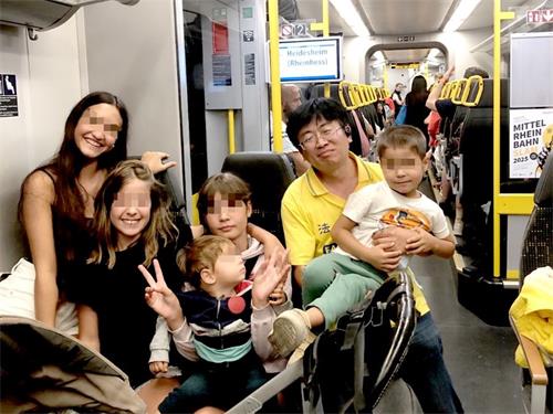 '圖1：在火車上與幫我找手機的小女孩們合影留念'