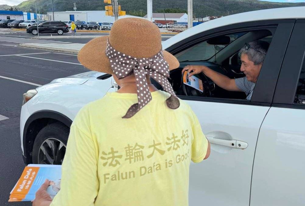 '圖1~9:二零二六年七月十九日,塞班島部份法輪功學員在豐田(Toyota)三叉交通路口拉真相橫幅、展示法輪功和向當地民眾發放法輪功真相資料。(明慧網)'